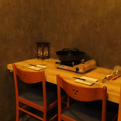 【プライベートなご利用に】ご友人とのお食事や、大切な方とのデートや記念日などにピッタリ♪2名様でご利用いただけるテーブル席で、ゆったりとお過ごしいただけます。