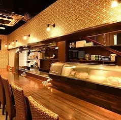 【カウンター席 : 16名様まで】お一人様大歓迎◎調理を目の前で楽しめる特等席♪1階のカウンター席は、料理人が腕をふるう様子を目の前で楽しめる特等席。ジュウッという音や香ばしい香りに包まれながら、五感で料理を味わえます。大将との会話も楽しみのひとつ。