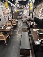 当店では、4名様掛けのテーブル席を5席ご用意しております。ブラックと木目で統一されたシックな店内は、あたたかな色の照明が明るく照らしていて、居心地のよい空間を演出しています。席と席の間隔はゆったりと取ってありますので、他のお客様を気にすることなくお食事をお楽しみいただけます。