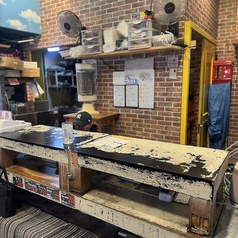 店主との距離が近く、会話が楽しめるカウンターとなっています。