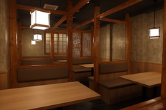 ゆったりくつろいで過ごせるテーブル席をご用意しております。全9品の彩コース5000円(税込)は3時間の飲み放題付き。気兼ねせず、逸品料理の数々をご堪能ください。