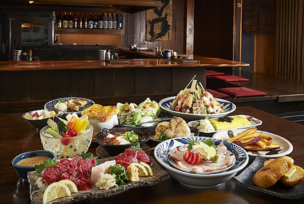 旨いものガッツリ食べたい？馬刺し、厚焼玉子、煮込み、焼おにぎり・・・。みんなお腹一杯ニッコニコ