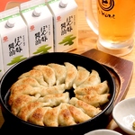 【名物ひと口餃子】アツアツの鉄鍋で焼きあげる！外カリッ!旨味ジュワ~のヤミツキメニュー!