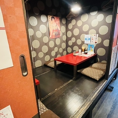 木のぬくもりに包まれた落ち着いた雰囲気でお食事していただけます。間接照明が居心地がよく女子会にもオススメ♪足を伸ばしお寛ぎいただけるので人気のお席です。宴会などでご利用の方は早めのご予約をおすすめ致します。