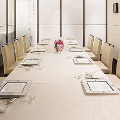 落ち着いた雰囲気の長方形テーブル個室です。大切なご接待や、少しあらたまったお集まりにご利用いただけます。最大12名様まで、プライベートな空間でのお食事をお楽しみください。