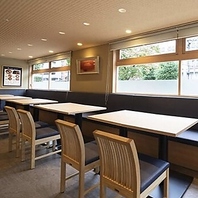 窓からの光が心地よいテーブル席★団らんや観光にも♪