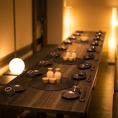 広々とした空間を確保した団体様専用の個室です。掘りごたつタイプとなっているため、長時間の宴会でも疲れにくく、リラックスして楽しめます。