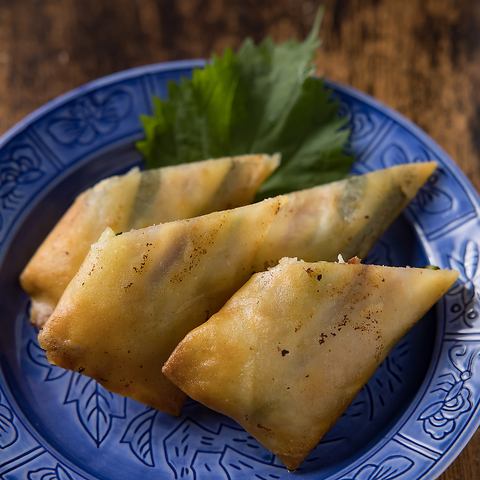 パリパリの食感がやみつきになる◎お酒と相性抜群の【手づくり春巻き】をお召し上がりいただけます♪の写真