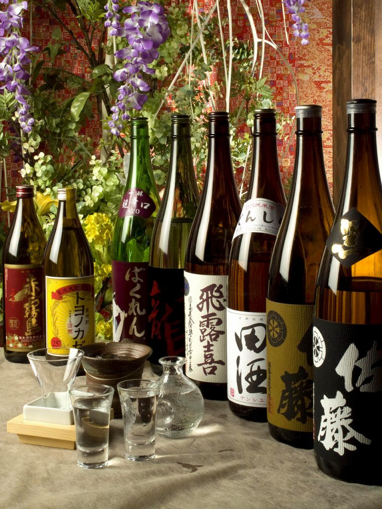 取り揃える日本酒・本格焼酎の数々…しかも安い！宴会の飲み放題でも味わえるとか…。