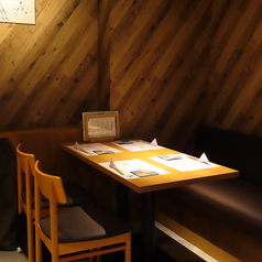 ゆったりくつろげるテーブル席