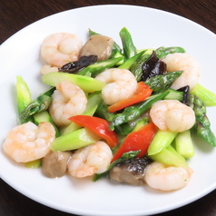 新鮮な海老とアスパラの絶妙なハーモニーの写真