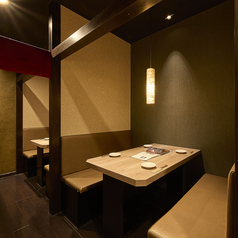 落ち着いた雰囲気の店内にはBOX席をご用意しております。周りのお席とは離れておりますので、個室でなくてもゆったりとご宴会をお楽しみいただけます。ぜひかまどかで素敵な宴会のひと時をお過ごしください♪予約受付中！