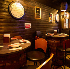 グループでのご利用に最適なテーブル席を4卓ご用意しております。気の置けない仲間との飲み会や、少人数のパーティーにもぴったりのレイアウトです。木の温もりを感じるお洒落な空間で、自慢の料理と豊富なドリンクを囲みながら、楽しい語らいのひとときをお過ごしください。