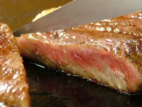 和牛専門店で味わう美味しい黒毛和牛のステーキ。肉汁じゅわり。ワイン片手に。
