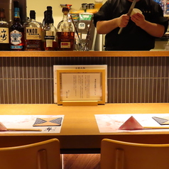 カウンターで趣のある時間を