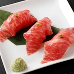 霜降りの松坂牛を軽く炙った握りは脂がしつこくなく肉本来の美味しさを堪能できます。おすすめです！