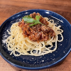 じっくり煮込んだミートソースのパスタ
