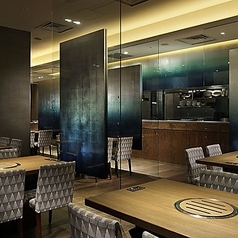 椅子の張地に京都の西陣織のオリジナル生地を使用した優雅さを感じる席で特別なひとときをお楽しみください♪ 友人とゆったりとした時間を過ごし、心に残る思い出を作りましょう★