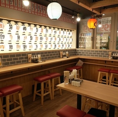 落ち着いたモダンな雰囲気の店内。ゆったりくつろげる、お座敷席もございます！1人様でも団体様でも大歓迎です！