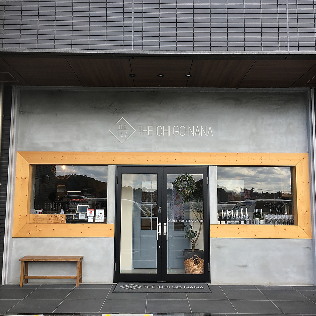 木の枠が特徴の入り口です！