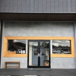 木の枠が特徴の入り口です！