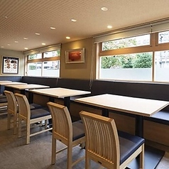 窓の外の風景を眺めながら、ゆったりと腰を下ろせるテーブル席をご用意しております★ソファ側はクッション性も良く、長居したくなるような居心地の良さが自慢です♪名古屋名物のひつまぶしを囲んで、ご家族や仲間内での会話も自然と弾みます◎落ち着いた照明が灯る和やかな雰囲気の中で、心もお腹も満たされる喜びを★