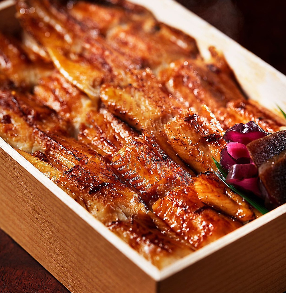 白焼して炙り、たけだ特製のタレで炊いた肉厚な穴子をふんだんに盛り付けた穴子めしをご提供致します