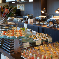 選べるメインと彩りビュッフェで、至福の団らん。