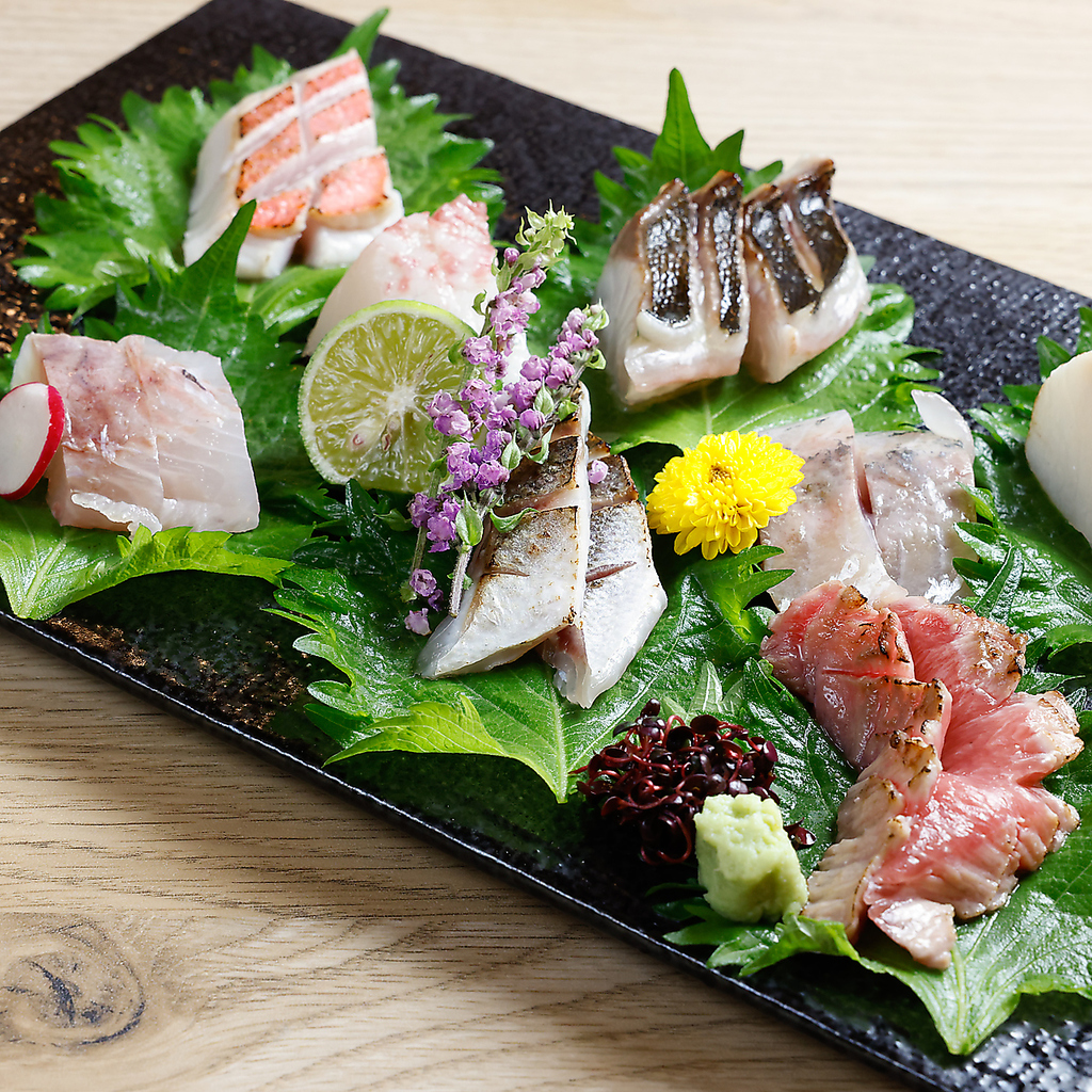 お酒を飲みながらゆっくりお食事したい方などにおすすめ。焼き鳥やお刺身など多数ご用意いたします。