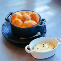 ふわふわの誘惑！香りたつ焼きたてパンと特製バター