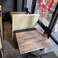 こちらの4名様用テーブル席は、木目を基調とした落ち着いた雰囲気が魅力。周囲を気にせず、ゆったり過ごせる配置となっています。気の合う仲間と心ゆくまでお食事とお酒を味わいたい時に最適です。