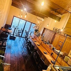 店内の奥に設えられた、ゆったりと寛げるテーブル席。木の温もりに包まれたプライベート感のある空間は、大切な方との語らいや、気の合う仲間との食事に最適です。カウンターの賑わいから少し離れ、落ち着いた雰囲気の中、自慢の料理とワインを心ゆくまでお楽しみください。日常を忘れる特別なひとときをどうぞ。