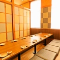 【大小さまざまなお席をご用意】中型宴会に！着席時最大14名までご利用可能なパーティー席。靴を脱ぐ必要がない、10名以上の大人数でも座れるお席をお探しの方はぜひこちらを。新鮮な海の幸を味わいながら、ゆったりとおくつろぎください。