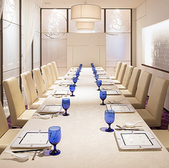 複数名での集まりに対応可能な長方形テーブル個室です。歓送迎会などのビジネスシーンや、親戚が集まるお祝い事など、多様な用途で最大16名様までご利用いただけます。