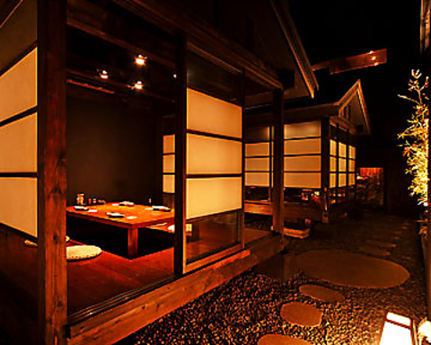 オフィス街の路地を抜け、石畳を進んでいくと京都の風を感じる…