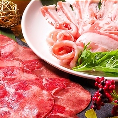 日向豚バラ肉とロース肉に牛タンが追加された新登場の2時間飲み放題付き税込6000円♪の写真