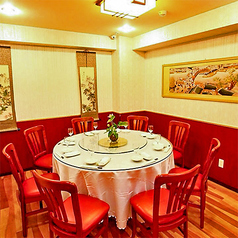 人気の円卓テーブルの個室もご用意しています。周りに気兼ねなく会話も楽しめるので、友人やご家族での集まりにもピッタリです！