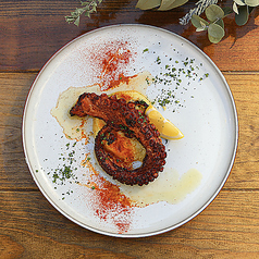 柔らかく煮たタコ足のガーリックソテー