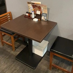 2名様でご利用いただけるお席をご用意しております。デートやちょい飲みにもぴったりの落ち着いた空間で、ゆったりとお食事とお酒をお楽しみください。