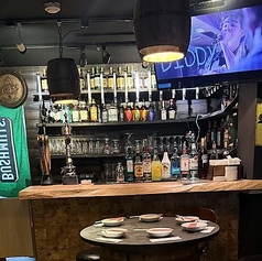 お一人様やカップルでのご利用に最適なカウンター席を3席ご用意。スタッフとの距離も近く、お仕事帰りにふらっと立ち寄ってサク飲みするのにもぴったりの特等席です。心地よいBGMに耳を傾けながら、お好みのビールやカクテルをじっくりと堪能する大人の時間をお過ごしください♪