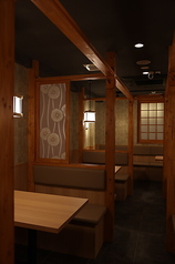 2026年3月にオープンしたばかり。清潔感あるテーブル席は、気心知れた友人との女子会にぴったり。自家製南蛮チキンを含む全8品の喜コース4000円(税込)を囲み、お好みの1杯で乾杯を。