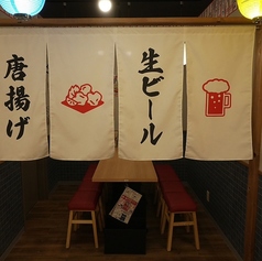 明るい木目調の店内。どこか懐かしさを感じる店内で自慢の餃子とお酒をお楽しみください。