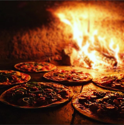 薪の香りのするイタリアンレストラン。石釜で焼いたローマ風ピザが食べられる。