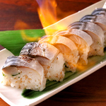 おつまみとしても、〆の一品としてもピッタリ。目の前で炙る鯖の棒寿司