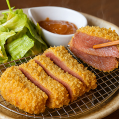 【桜レアカツ】や【桜肉の竜田揚げ】など、お酒にあうお料理も豊富にご用意！の写真