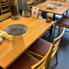 広々としたテーブル席は、ご家族や友人との食事、会社の宴会など、さまざまなシーンでご利用いただけます。ゆったりくつろぎながら、美味しい焼肉を心ゆくまでお楽しみください。お肉は厳選した新鮮な食材を使用しており、ジューシーで旨みたっぷり。特別なひとときを、焼肉山河でぜひお過ごしください。