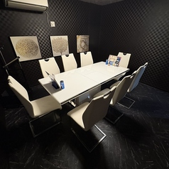 【テーブル個室】最大8名様までの落ち着いた空間で、プライベート感を大切にしています。イス席で立ち座りも快適◎リラックスしながらお食事をお楽しみいただけます。