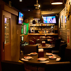 20名様から貸切利用が可能です！着席時は35名様、立食時は最大40名様まで対応いたします。フロア全体を見渡せる開放的な空間は、結婚式の二次会や会社宴会、打ち上げなどのパーティーに最適。プロジェクターを使った演出も可能ですので、思い出に残る特別なイベントをぜひ当店で！