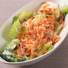 旬の桜エビがたっぷりのった　　ロメインレタスのシーザーサラダ