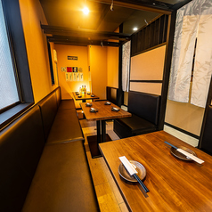 和モダンな雰囲気が漂う個室は、大人数での宴会に最適です。広々とした空間でゆったり座れるので、会社の歓迎会や送別会、打ち上げなどにも人気。扉付きの完全個室だから周囲を気にせず盛り上がれます。旬の海鮮や和牛、野菜巻きなどこだわりの逸品と共に、お酒も心ゆくまでお楽しみいただけます。